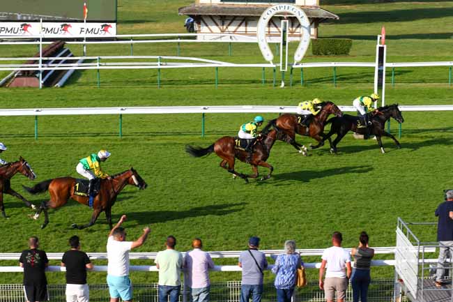 Photo d'arrivée de la course pmu PRIX DE LA LAUNETTE à COMPIEGNE le Lundi 16 juin 2025
