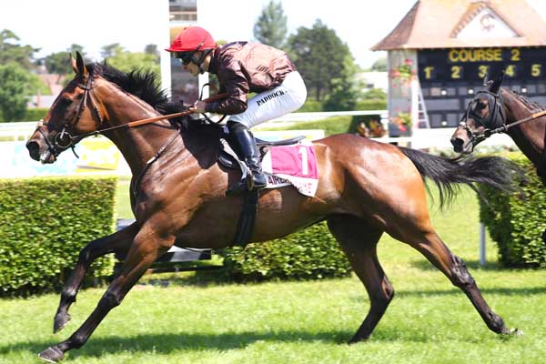 Photo d'arrivée de la course pmu PRIX LE RESTAURANT LE PANORAMIQUE BY JULIEN ETIENNE (PRIX COUREUSE DE NUIT) à CLAIREFONTAINE le Mardi 17 juin 2025