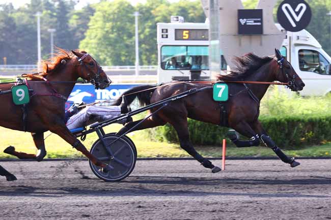 Photo d'arrivée de la course pmu PRIX CAMILLA à PARIS-VINCENNES le Mardi 17 juin 2025