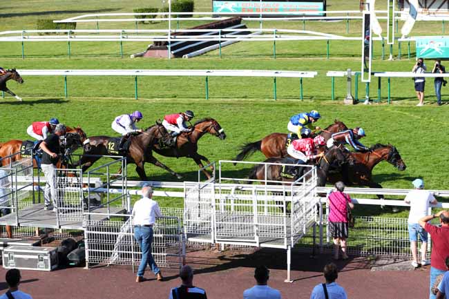 Photo d'arrivée de la course pmu PRIX AU-DELA DES PISTES à COMPIEGNE le Samedi 21 juin 2025