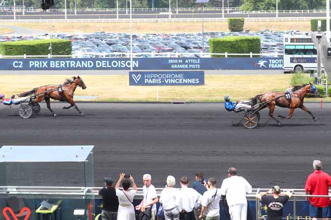 Photo d'arrivée de la course pmu PRIX BERTRAND DELOISON à PARIS-VINCENNES le Dimanche 22 juin 2025
