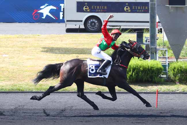 Photo d'arrivée de la course pmu PRIX DU PRESIDENT DE LA REPUBLIQUE - ETRIER 4 ANS FINALE à PARIS-VINCENNES le Dimanche 22 juin 2025