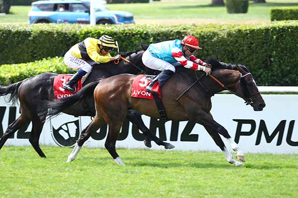 Photo d'arrivée de la course pmu GRAND PRIX DE LYON - 6E ETAPE DU DEFI DU GALOP - G.CAMPRUBI à LYON PARILLY le Lundi 23 juin 2025
