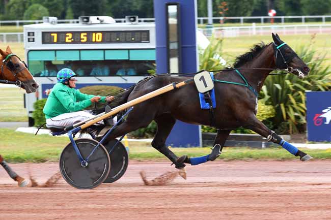 Photo d'arrivée de la course pmu PRIX DE LA GARE DES INVALIDES à ENGHIEN le Jeudi 26 juin 2025