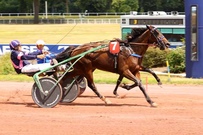 Photo d'arrivée de la course pmu PRIX DE LUNEL à ENGHIEN le Jeudi 26 juin 2025