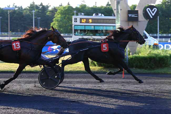Photo d'arrivée de la course pmu PRIX NEMAUSA à PARIS-VINCENNES le Vendredi 27 juin 2025