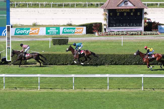 Photo d'arrivée de la course pmu PRIX GENYBET SUPER TOP 5 (PRIX DES PEUPLIERS) à CLAIREFONTAINE le Lundi 30 juin 2025