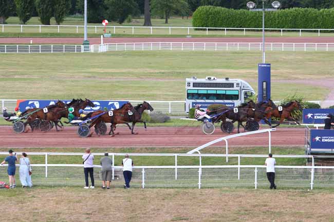 Photo d'arrivée de la course pmu PRIX DE LA TOUR EIFFEL à ENGHIEN le Mercredi 2 juillet 2025