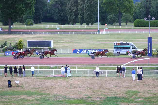 Photo d'arrivée de la course pmu PRIX DE LA PLACE SAINT-AUGUSTIN à ENGHIEN le Mercredi 2 juillet 2025