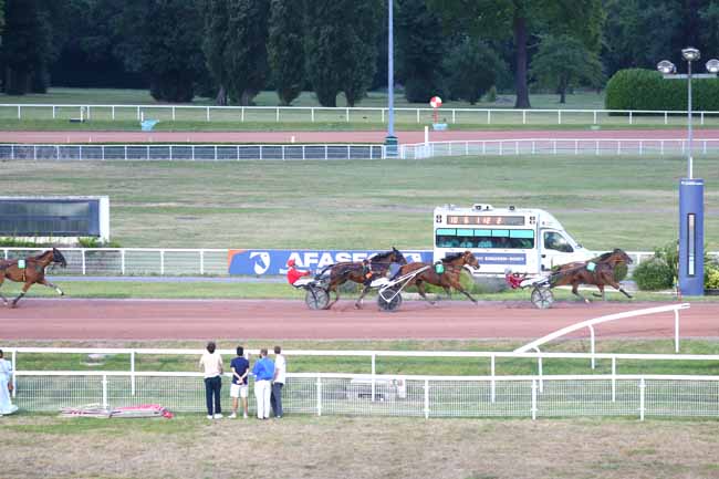 Photo d'arrivée de la course pmu PRIX DE LA MADELEINE à ENGHIEN le Mercredi 2 juillet 2025