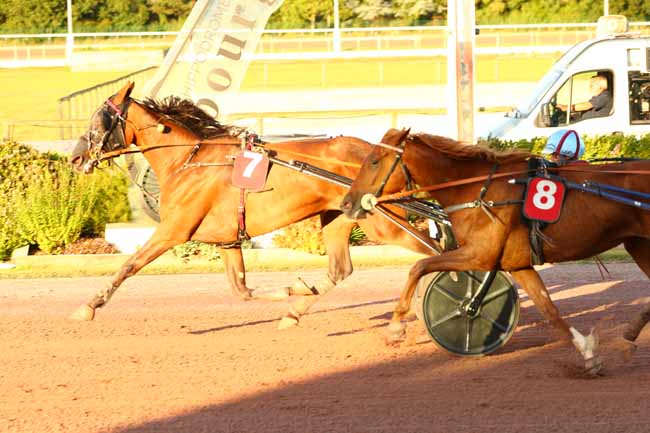 Photo d'arrivée de la course pmu PRIX D'AGON-COUTAINVILLE à CABOURG le Vendredi 4 juillet 2025