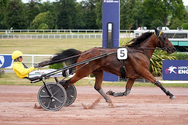 Photo d'arrivée de la course pmu PRIX DE L'ECOLE MILITAIRE à ENGHIEN le Samedi 5 juillet 2025