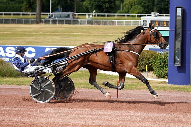 Photo d'arrivée de la course pmu PRIX DU MOULIN ROUGE à ENGHIEN le Samedi 5 juillet 2025