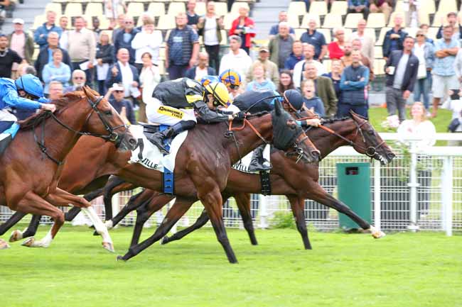 Photo d'arrivée de la course pmu PRIX JEAN PRAT à DEAUVILLE le Dimanche 6 juillet 2025