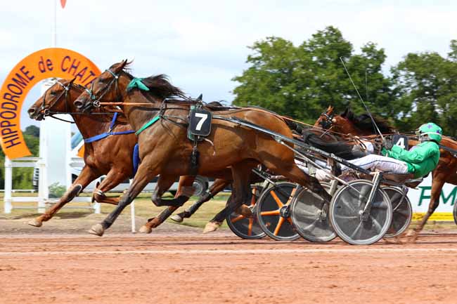 Photo d'arrivée de la course pmu PRIX TENOR DE BAUNE à CHATEAUBRIANT le Lundi 7 juillet 2025