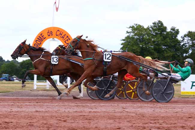 Photo d'arrivée de la course pmu PRIX COKTAIL JET à CHATEAUBRIANT le Lundi 7 juillet 2025
