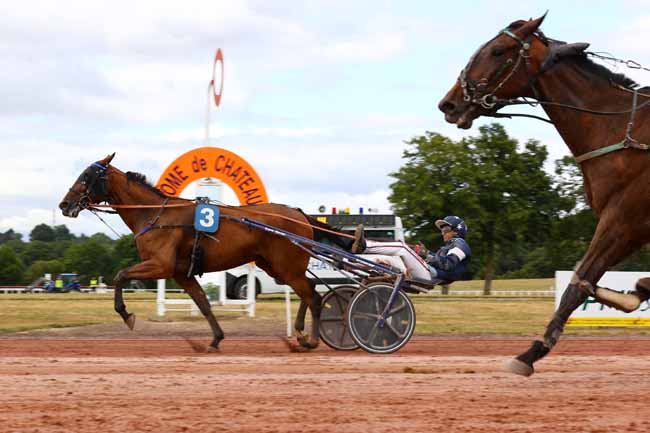 Photo d'arrivée de la course pmu PRIX AS ROYAL à CHATEAUBRIANT le Lundi 7 juillet 2025