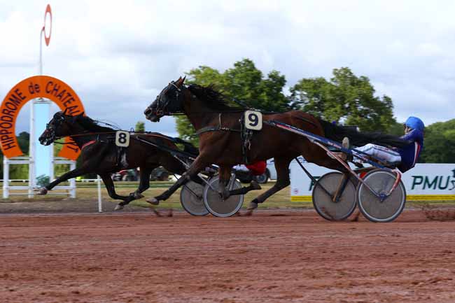 Photo d'arrivée de la course pmu PRIX KITO DU VIVIER à CHATEAUBRIANT le Lundi 7 juillet 2025