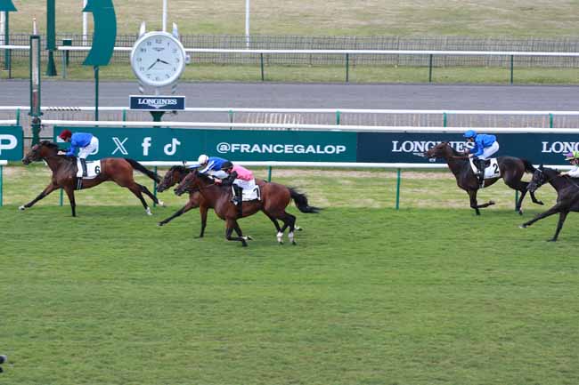Photo d'arrivée de la course pmu PRIX DE CHAUMONT à CHANTILLY le Mardi 8 juillet 2025