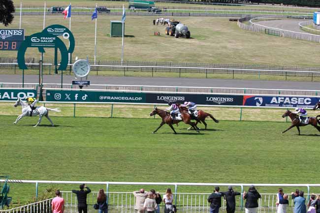 Photo d'arrivée de la course pmu PRIX DE LA ROUTE DU DINDON à CHANTILLY le Mardi 8 juillet 2025