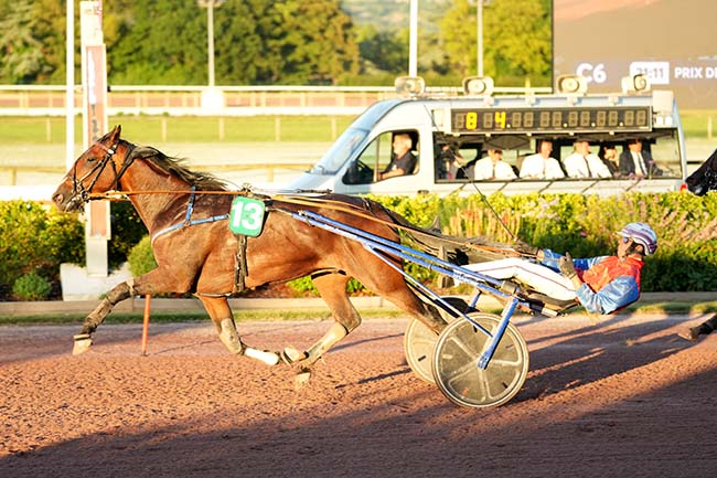 Photo d'arrivée de la course pmu PRIX DES PIVOINES à CABOURG le Vendredi 11 juillet 2025