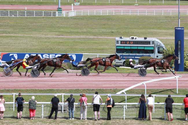 Photo d'arrivée de la course pmu PRIX D'ESCUROLLES à ENGHIEN le Samedi 12 juillet 2025