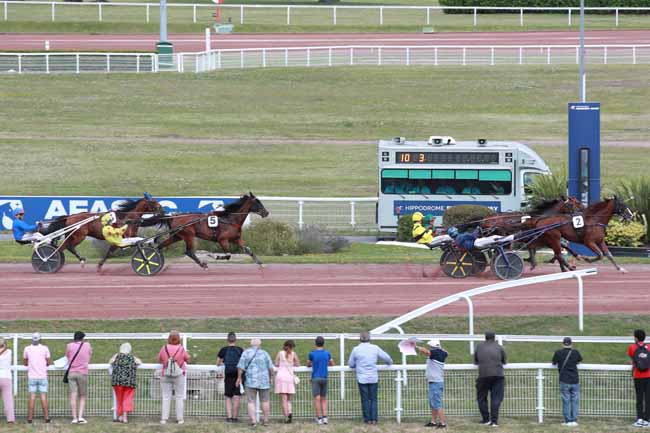 Photo d'arrivée de la course pmu PRIX DE LA SORBONNE à ENGHIEN le Samedi 12 juillet 2025