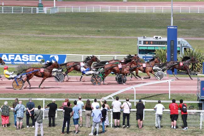 Photo d'arrivée de la course pmu PRIX DE VILLIERS à ENGHIEN le Samedi 12 juillet 2025