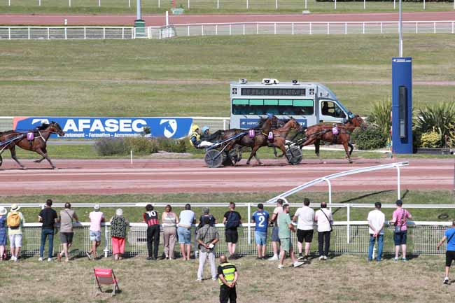 Photo d'arrivée de la course pmu PRIX D'UZERCHE à ENGHIEN le Samedi 12 juillet 2025