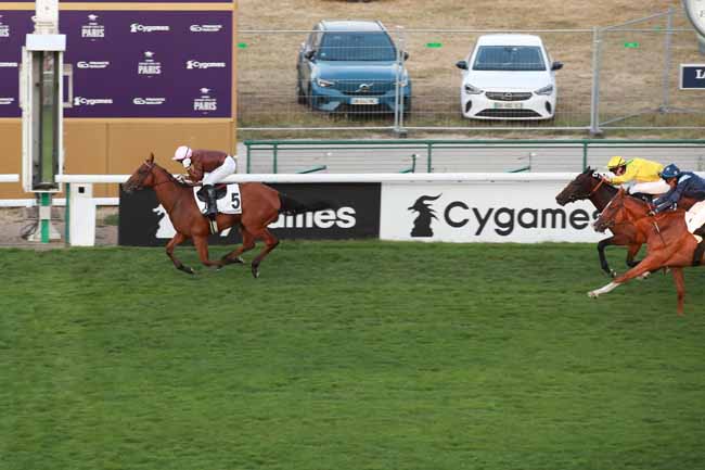 Photo d'arrivée de la course pmu PRIX DES CENTAURES - TROPHEE STUDIO HARCOURT à LONGCHAMP le Dimanche 13 juillet 2025