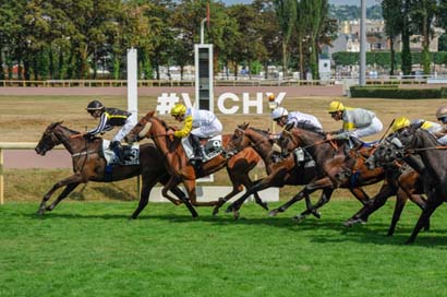Photo d'arrivée de la course pmu PRIX VICHY DESTINATIONS à VICHY le Lundi 14 juillet 2025
