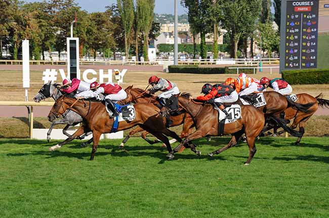 Photo d'arrivée de la course pmu PRIX DE L'HIPPODROME DE CASABLANCA à VICHY le Mardi 15 juillet 2025