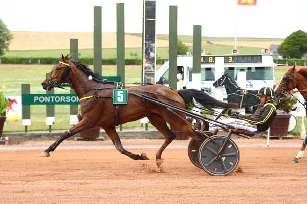 Photo d'arrivée de la course pmu PRIX DU CONSEIL REGIONAL DE NORMANDIE à LE MONT SAINT MICHEL le Mercredi 16 juillet 2025
