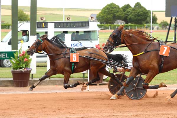 Photo d'arrivée de la course pmu PRIX 