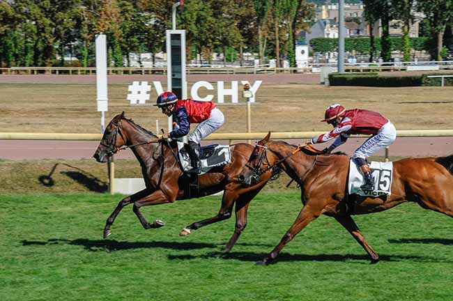 Photo d'arrivée de la course pmu PRIX DU PERCHE à VICHY le Jeudi 17 juillet 2025
