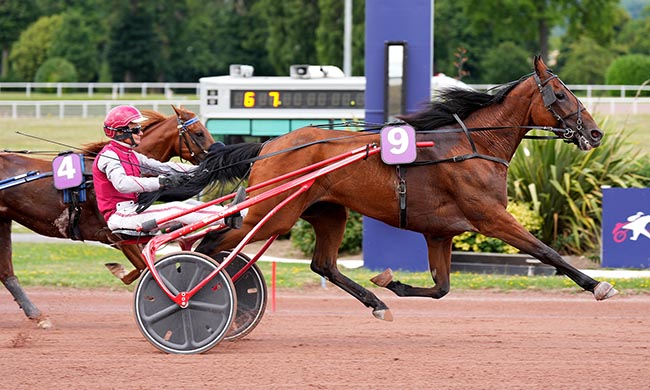 Photo d'arrivée de la course pmu PRIX DE LA GOUTTE D'OR à ENGHIEN le Jeudi 17 juillet 2025