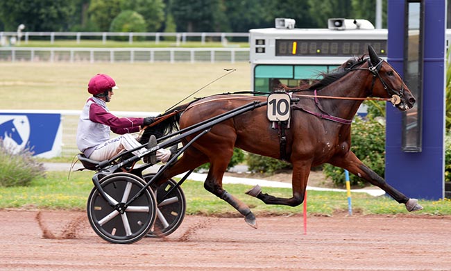 Photo d'arrivée de la course pmu PRIX DE LA PORTE DES LILAS à ENGHIEN le Samedi 19 juillet 2025