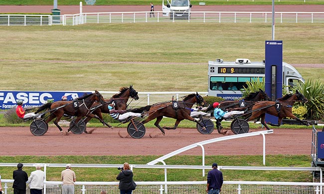 Photo d'arrivée de la course pmu PRIX DE NOTRE DAME à ENGHIEN le Samedi 19 juillet 2025