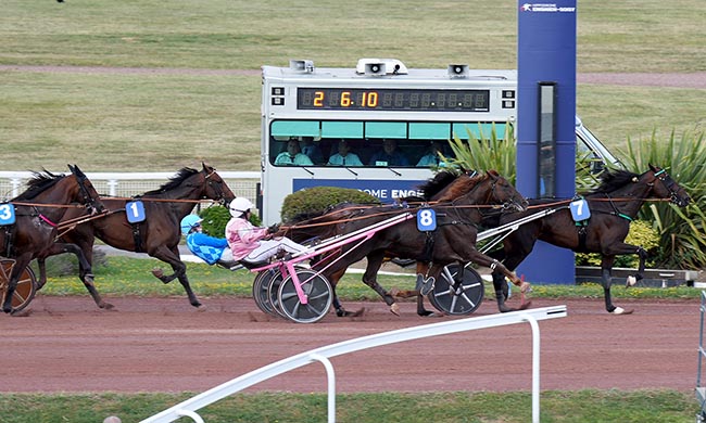 Photo d'arrivée de la course pmu PRIX DE MILAN à ENGHIEN le Samedi 19 juillet 2025