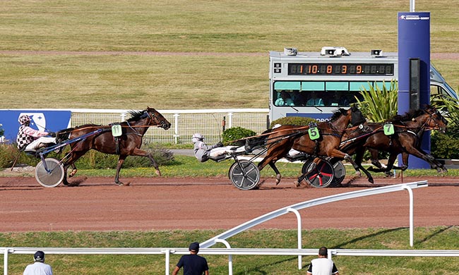 Photo d'arrivée de la course pmu PRIX DE L'ESPLANADE à ENGHIEN le Samedi 19 juillet 2025