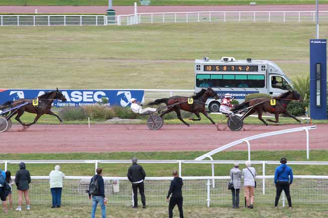Photo d'arrivée de la course pmu PRIX DE LA HAUTE-MARNE à ENGHIEN le Mercredi 23 juillet 2025