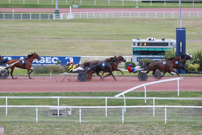 Photo d'arrivée de la course pmu PRIX DU MEDOC à ENGHIEN le Mercredi 23 juillet 2025