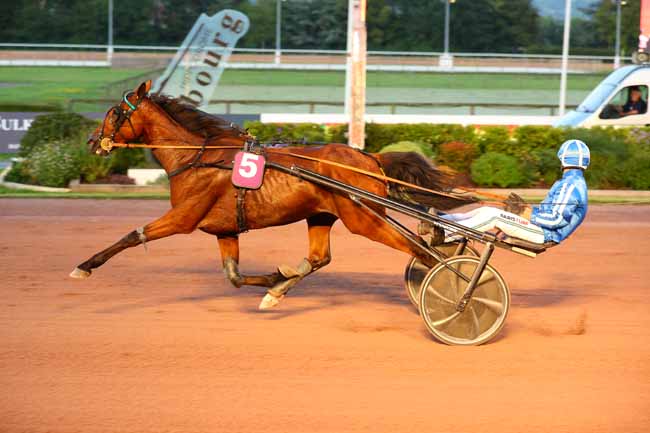 Photo d'arrivée de la course pmu PRIX DES CALLUNES à CABOURG le Vendredi 25 juillet 2025