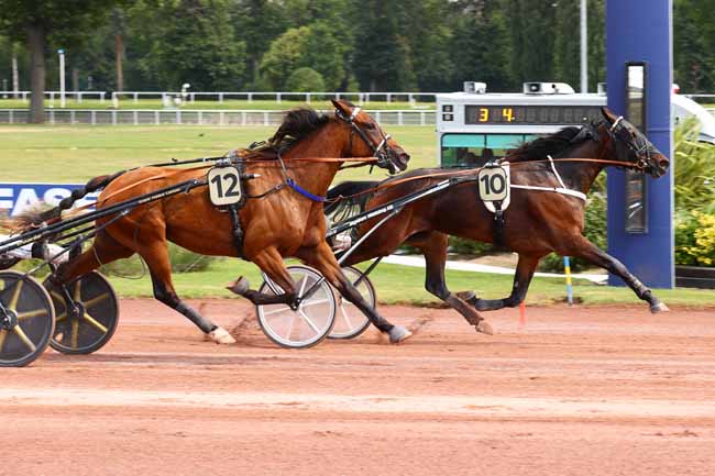 Photo d'arrivée de la course pmu PRIX DE LA CELLE-SAINT-CLOUD à ENGHIEN le Samedi 26 juillet 2025