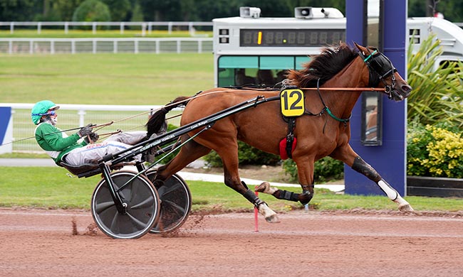 Photo d'arrivée de la course pmu PRIX DE VOUVRAY à ENGHIEN le Dimanche 27 juillet 2025