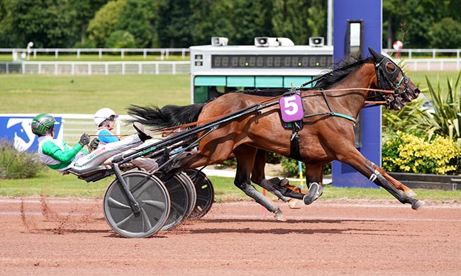 Photo d'arrivée de la course pmu PRIX DE LA PORTE POUCHET à ENGHIEN le Dimanche 27 juillet 2025