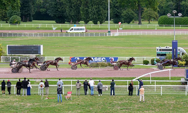Photo d'arrivée de la course pmu PRIX DE CARNAC à ENGHIEN le Mercredi 30 juillet 2025