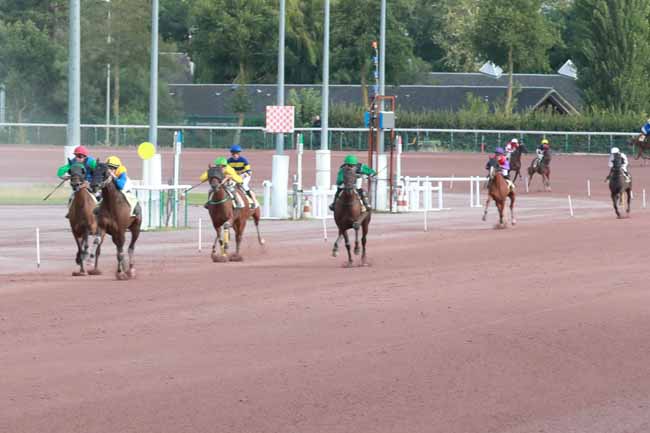 Photo d'arrivée de la course pmu PRIX DES HELIANTHES à CABOURG le Vendredi 1 août 2025
