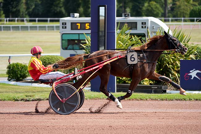 Photo d'arrivée de la course pmu PRIX DE LA PORTE DE CLICHY à ENGHIEN le Samedi 9 août 2025