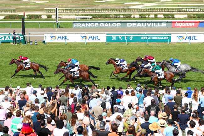 Photo d'arrivée de la course pmu ARC PRIX MAURICE DE GHEEST - FONDS EUROPEEN DE L'ELEVAGE à DEAUVILLE le Dimanche 10 août 2025